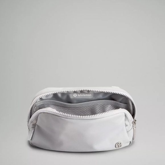 Lululemon Everywhere Belt Bag Silver Drop/white Wordmark Brand New - Picture 4 of 10